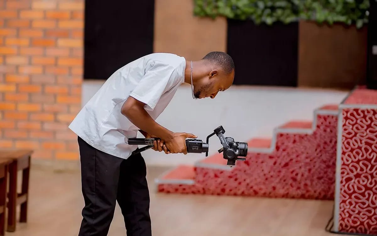 Un vidéaste filme avec une caméra montée sur stabilisateur