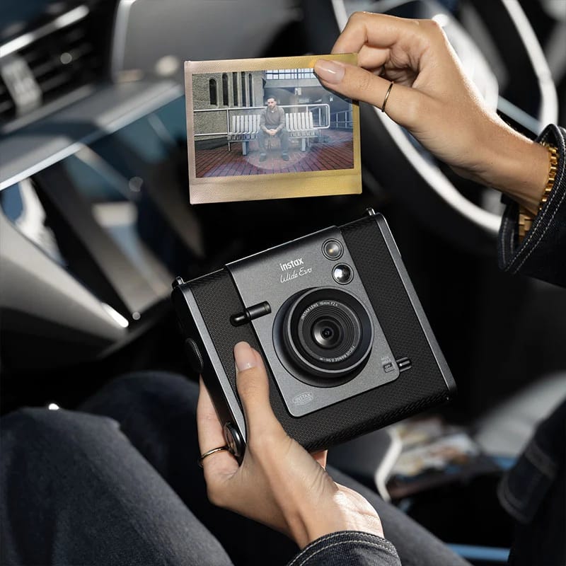 Tirage instax WIDE authentique tenu à la main