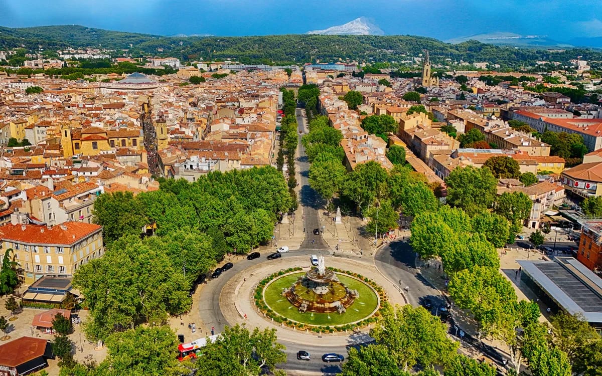 Aix-en-Provence vue du ciel, la Rotonde et le cours Mirabeau