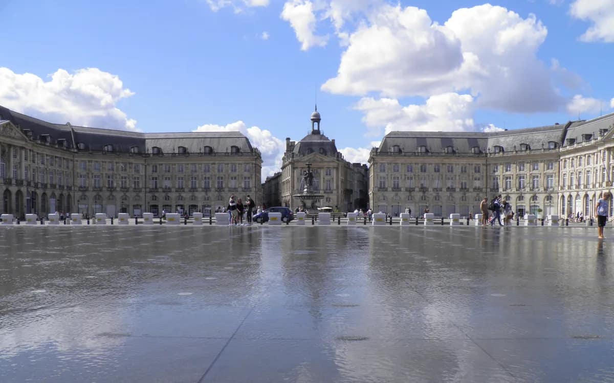 La place de la Bourse à Bordeaux se reflétant dans le miroir d’eau