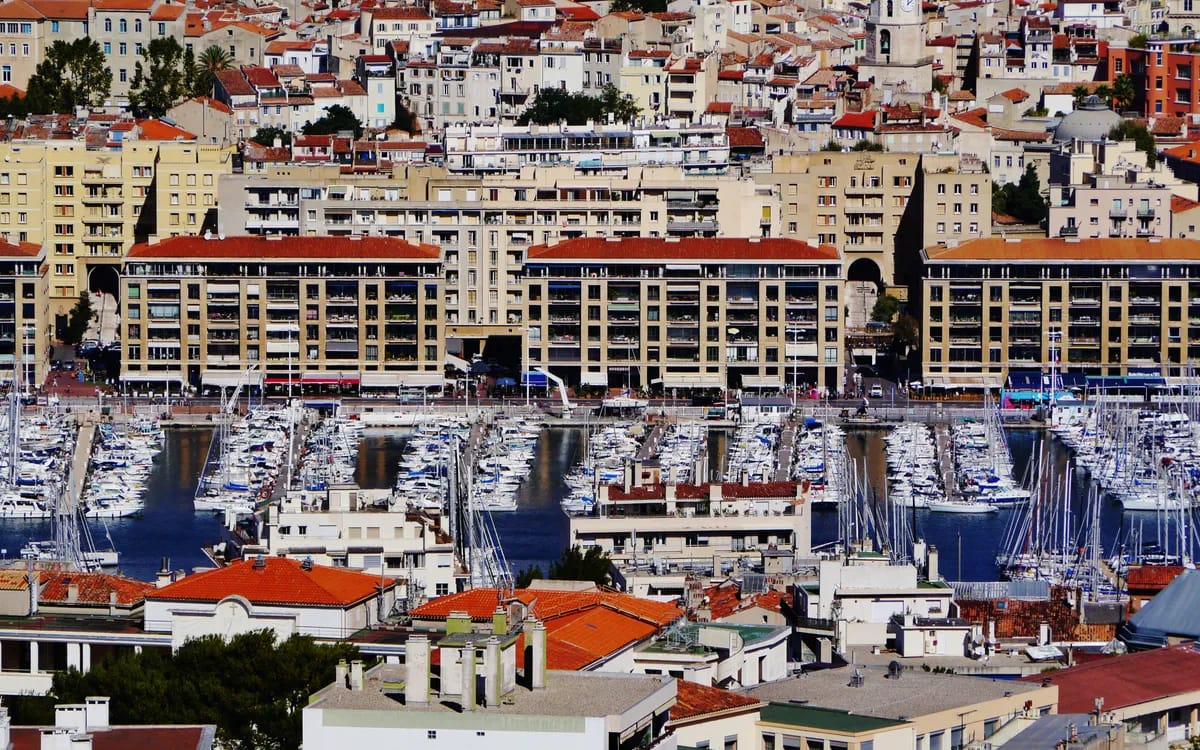 Le Vieux-Port de Marseille et ses voiliers vus depuis Notre-Dame-de-la-Garde