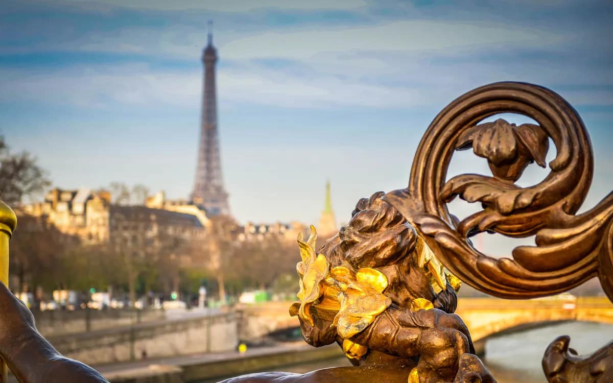 La tour Eiffel vue depuis le pont Alexandre-III, dorures au premier plan