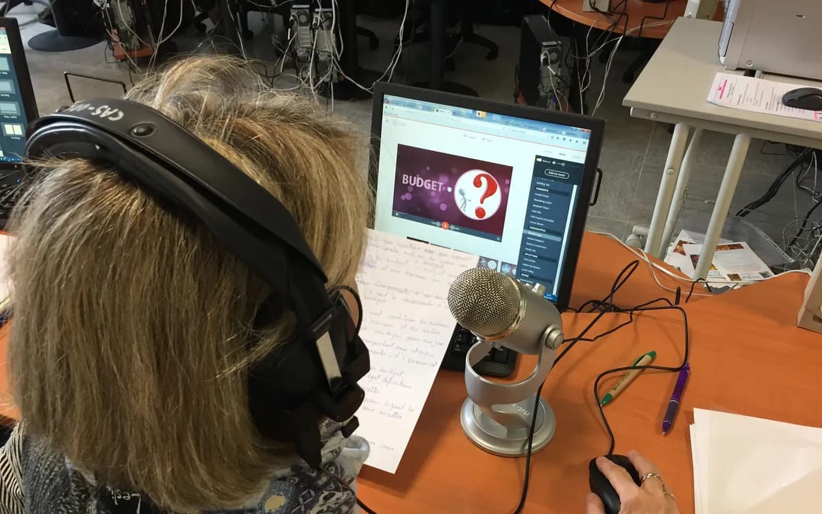 Enregistrement d’un podcast : micro sur pied, casque et notes manuscrites sur un bureau
