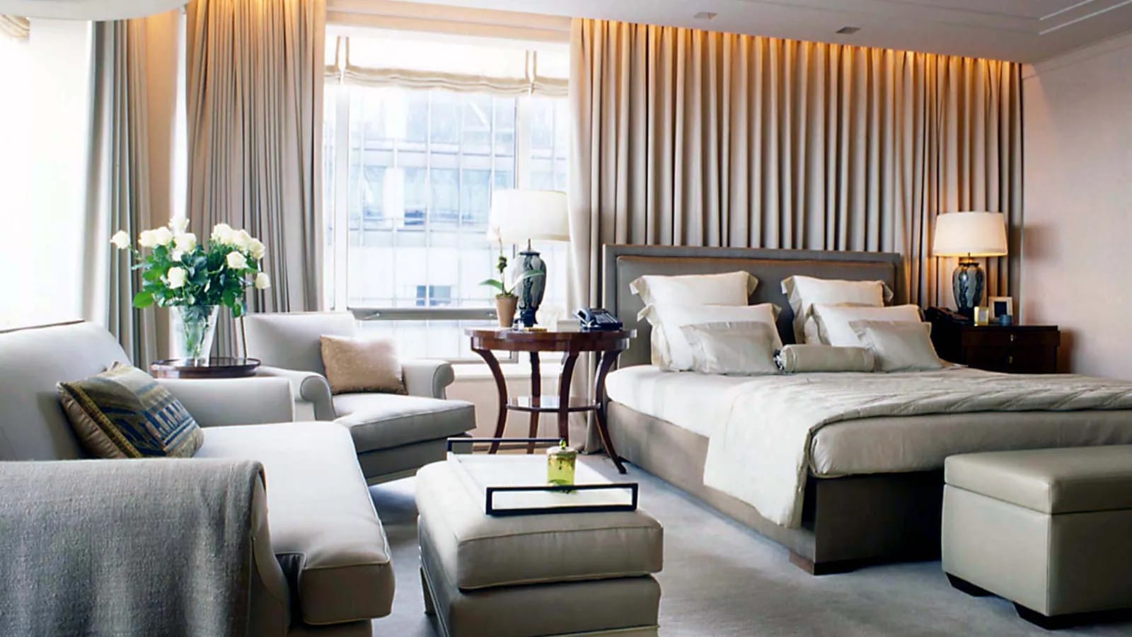 Chambre spacieuse et lumineuse, mise en valeur pour une annonce