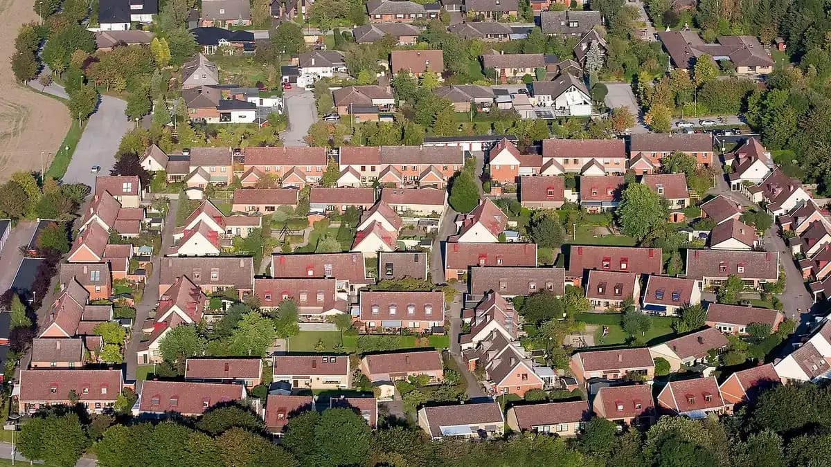 Vue aérienne d’un quartier résidentiel, maisons et jardins vus du ciel