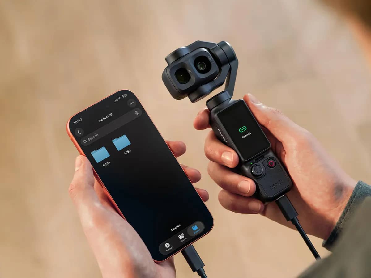 L’Osmo Pocket 4P reliée à un smartphone par câble USB-C pour transférer ses vidéos