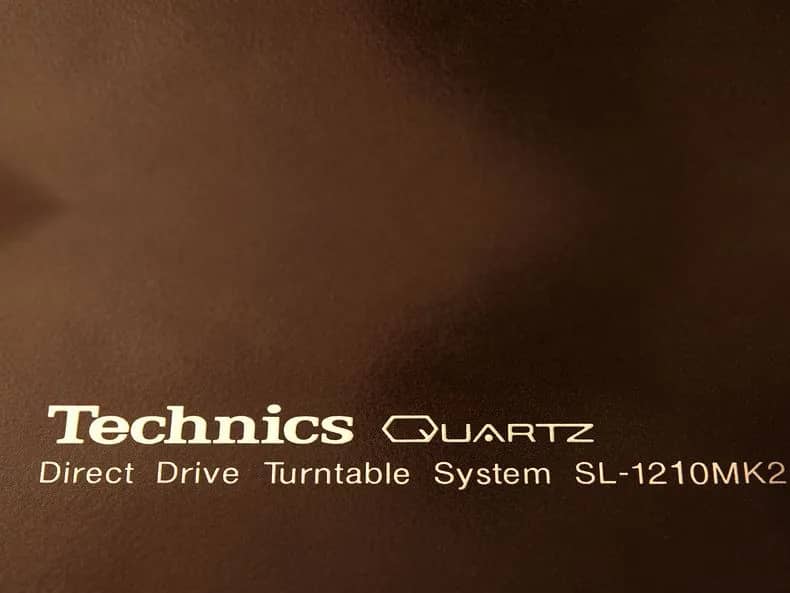Technics-Quartz-Logo und SL-1210MK2-Schriftzug auf dem Gehäuse eines Plattenspielers