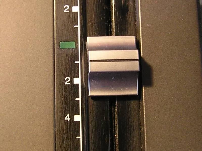 Pitch-Fader eines Technics SL-1210MK2 neben der grünen Nullmarke