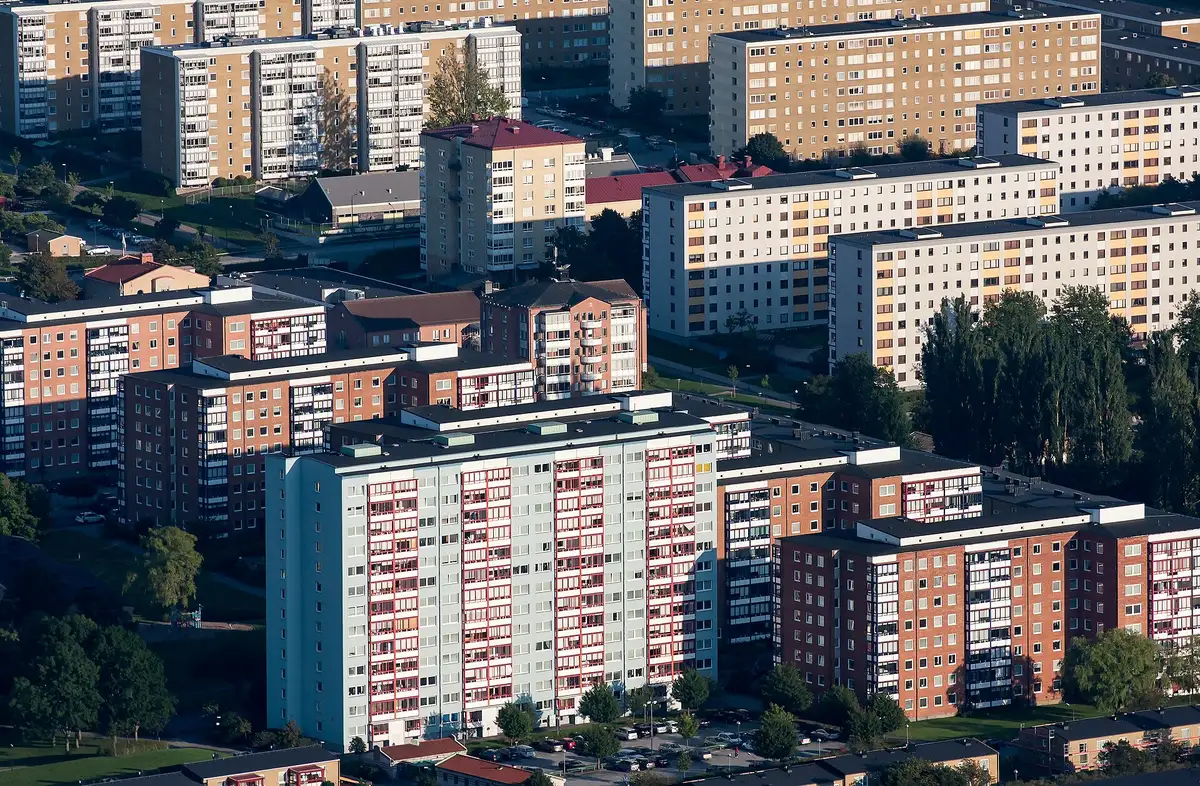 Rijen flatgebouwen vanuit de lucht, uitgelijnde gevels en ramen zichtbaar tot aan de beeldrand