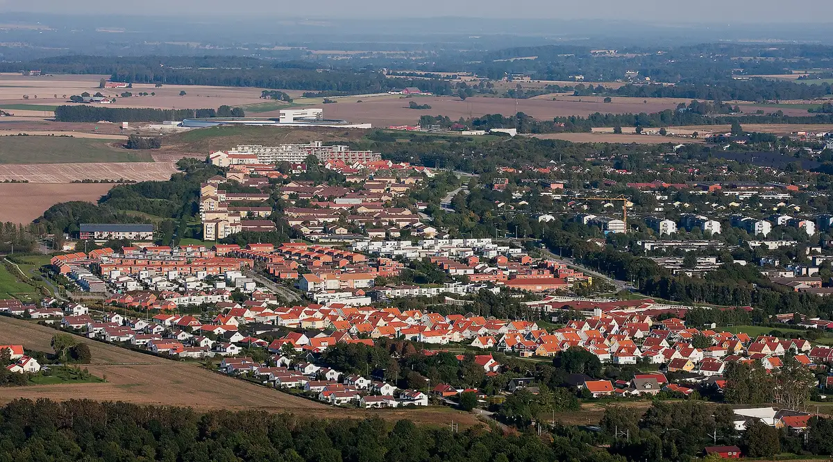 Woonwijk aan de rand van het platteland vanuit de lucht, de laatste huizen en dan velden tot de horizon