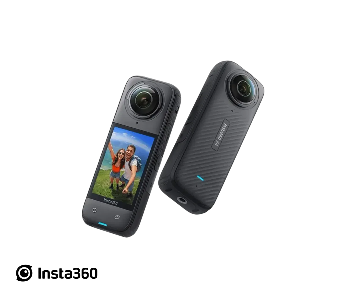 Insta360 X4 sous deux angles : écran affichant un couple, dos noir strié et objectif