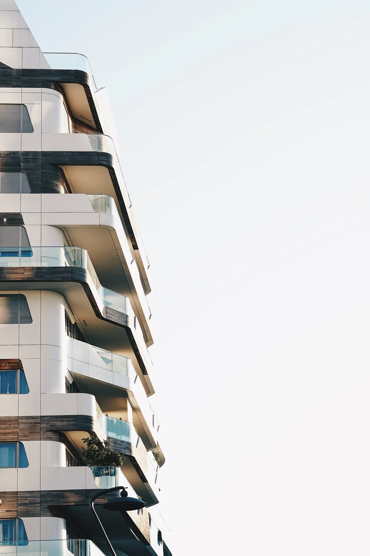 Immeuble moderne à balcons courbes se détachant sur un ciel blanc