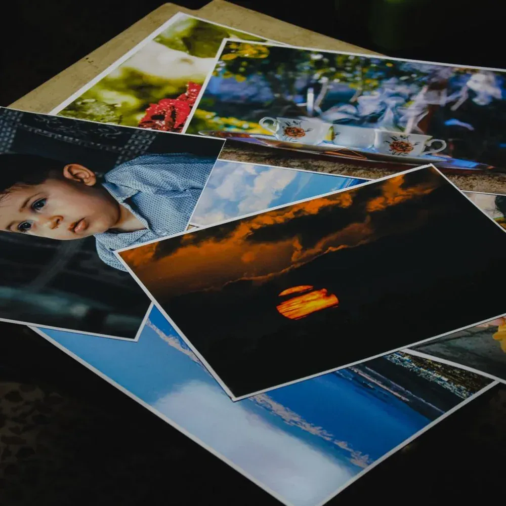 Tirages photo étalés en éventail sur une table en bois