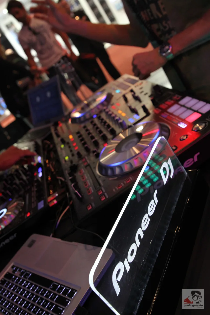 Débuter en DJing : platines ou contrôleur, que choisir ?