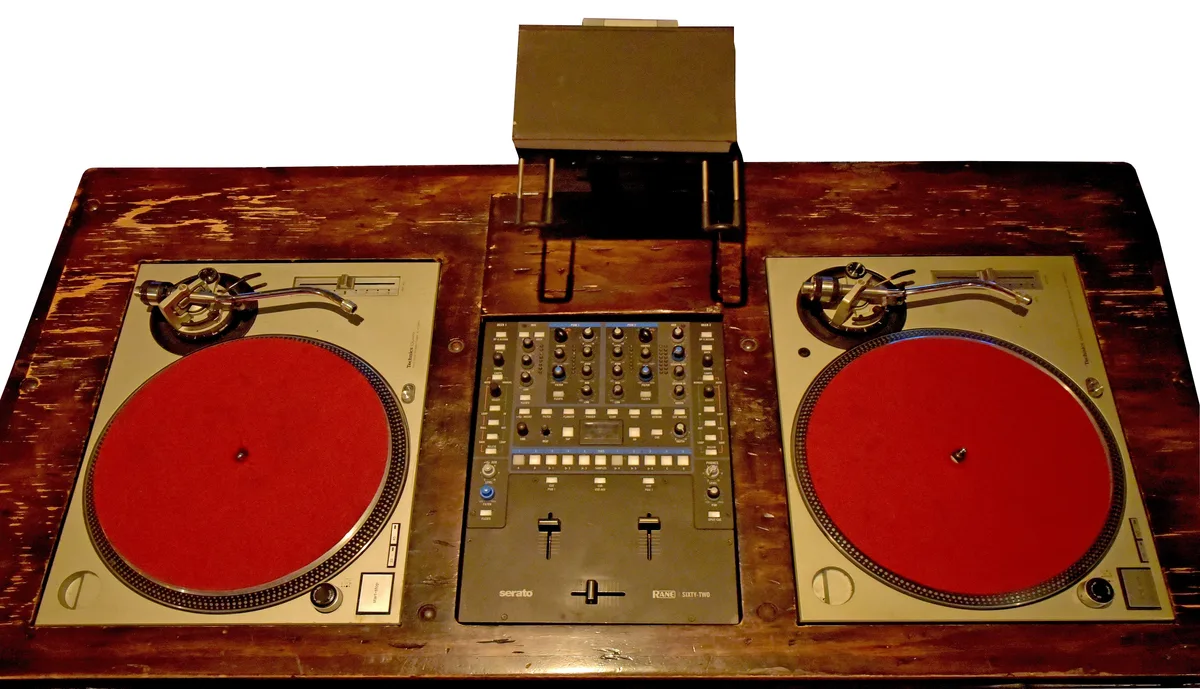 Débuter en DJing : platines ou contrôleur, que choisir ?