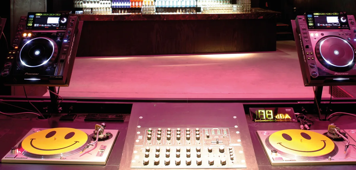Débuter en DJing : platines ou contrôleur, que choisir ?