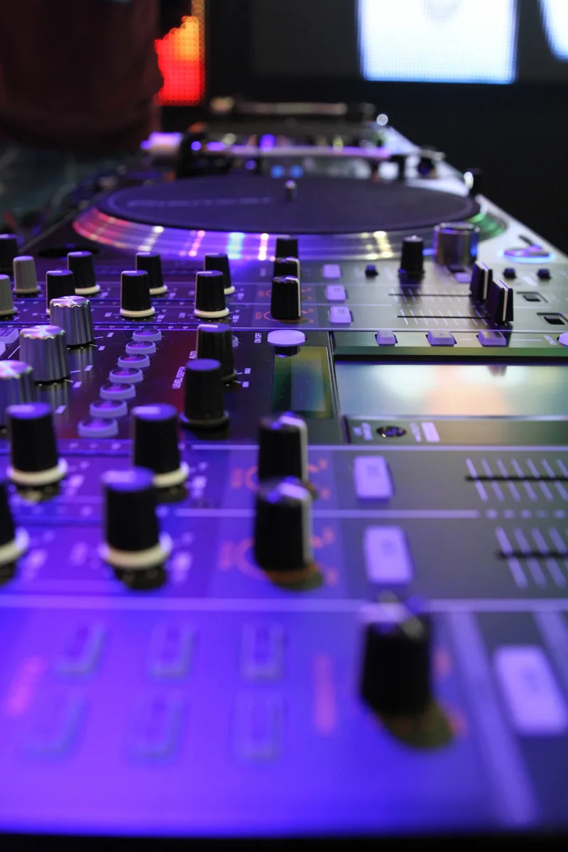 DJ set d'été : playlist et techniques pour ambiance festival