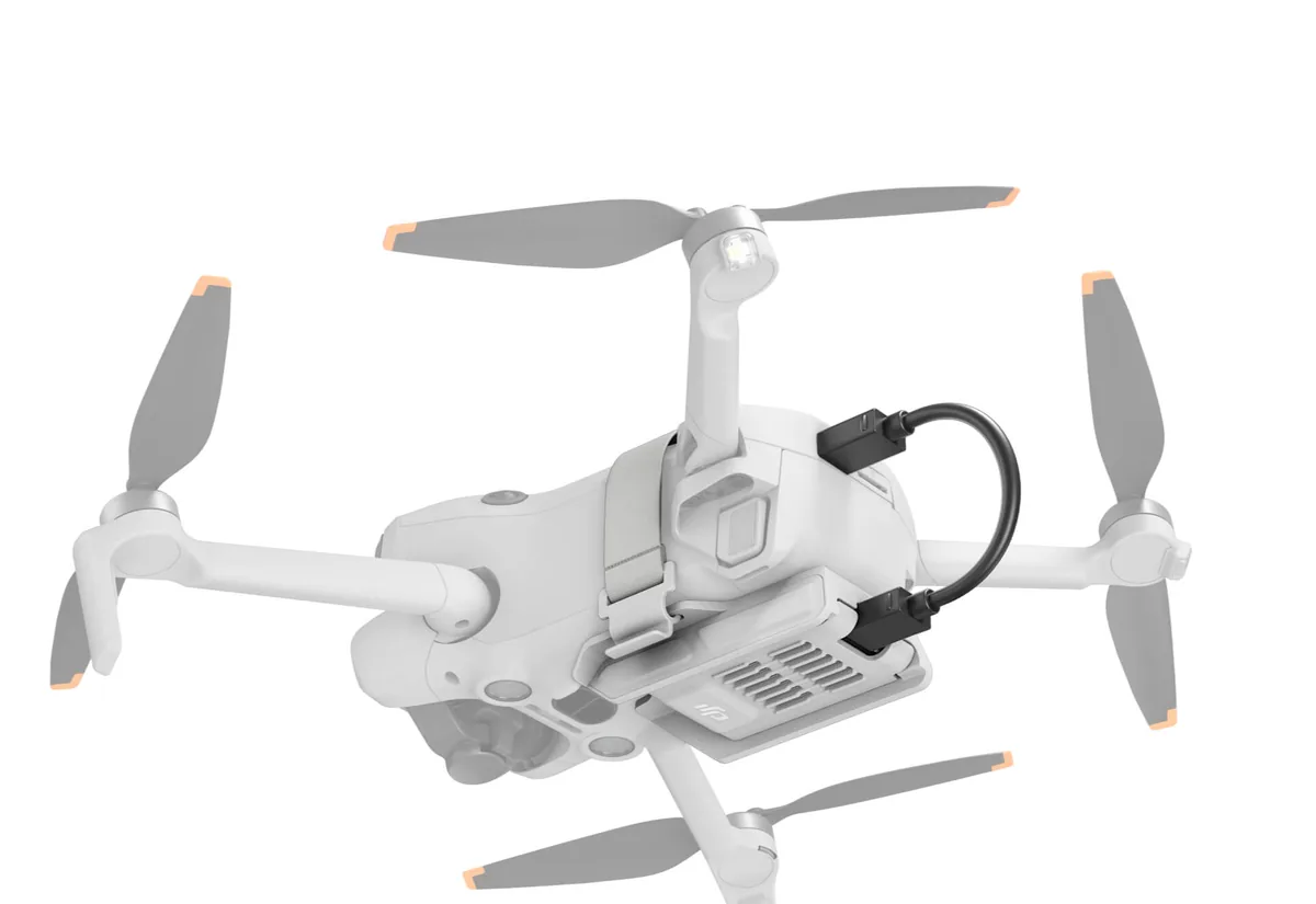 Drone DJI Mini 4 Pro hèlixs blanques desplegades, vistes des de tres quarts sobre fons blanc