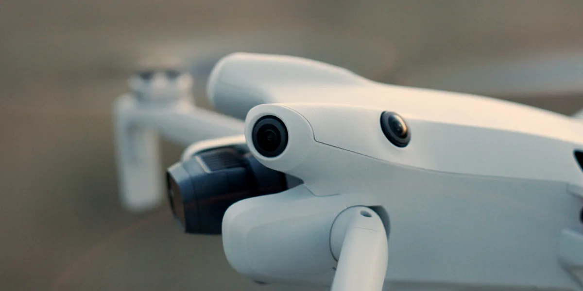 Primer pla de la góndola i els sensors d'obstacles d'un DJI Mini dron blanc