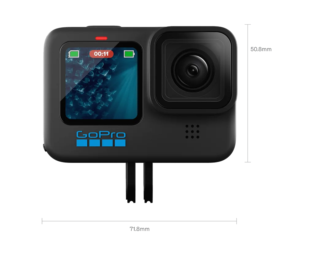 La GoPro HERO 11 Black de face, écran avant allumé