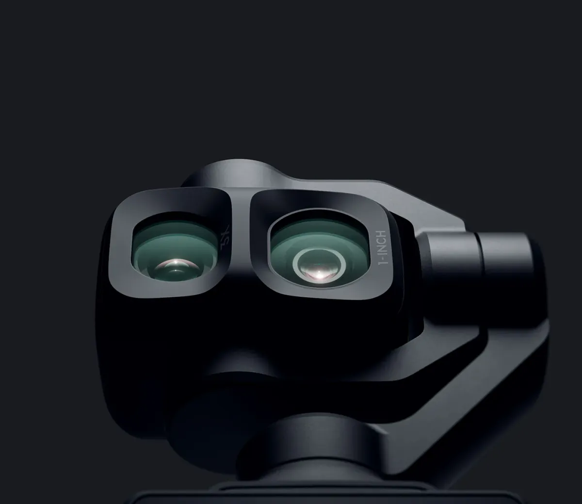 Petite caméra noire à deux objectifs vue de face, écran orientable relevé