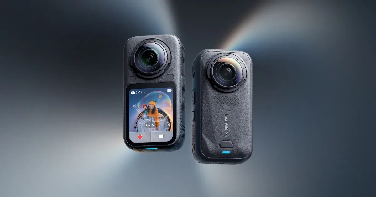 Deux Insta360 X6 côte à côte sur fond bleuté, l'une de face, l'autre côté objectif
