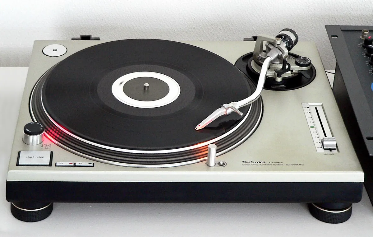 Location matériel DJ à Lyon : platines Technics et contrôleur Pioneer