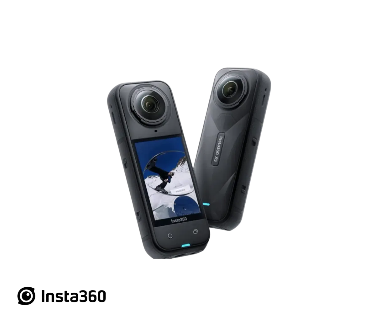 Insta360 X5 photographiée des deux côtés, écran allumé et objectif bombé