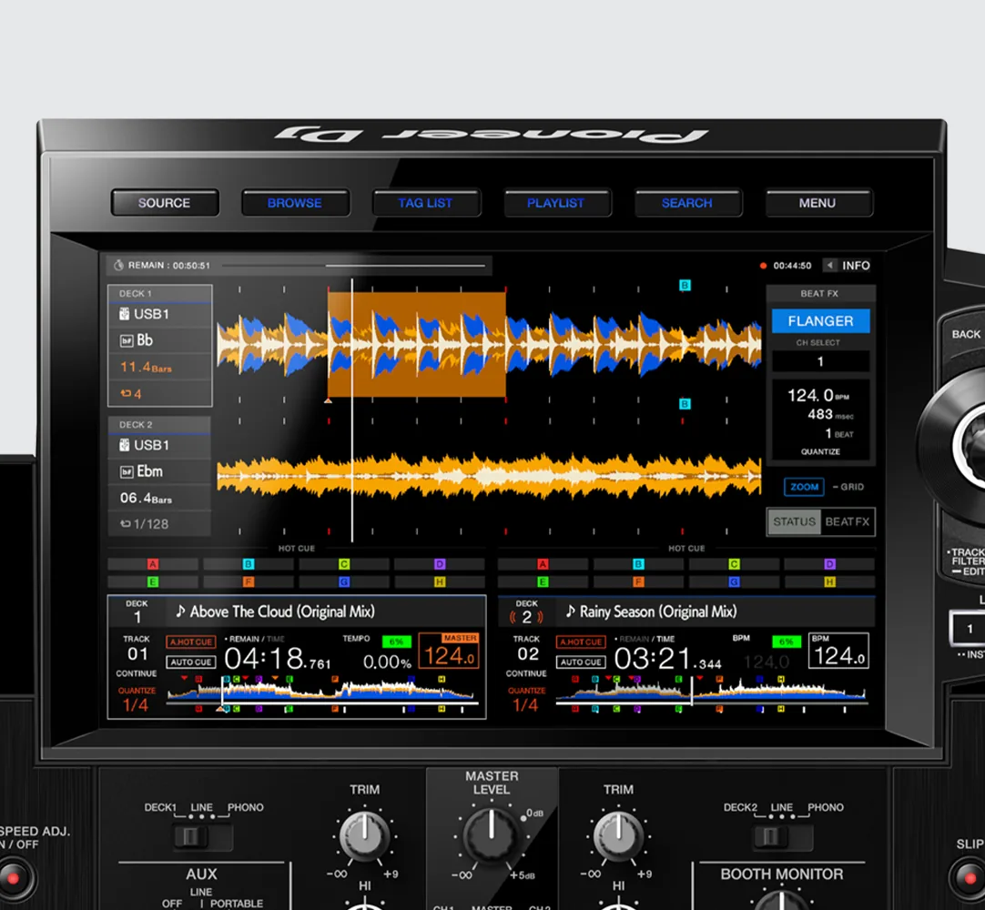 Face avant d’un Pioneer XDJ-RX3 : écran tactile affichant deux formes d’onde orange, molettes de gain juste en dessous