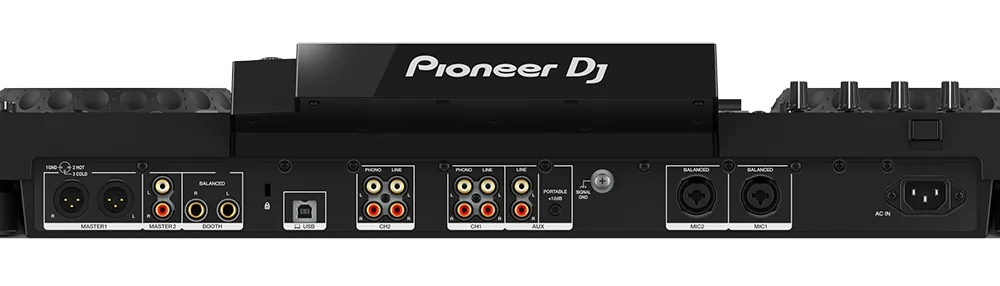 Face arrière du Pioneer XDJ-RX3 : prises RCA rouges et blanches, sorties symétriques et embase d’alimentation
