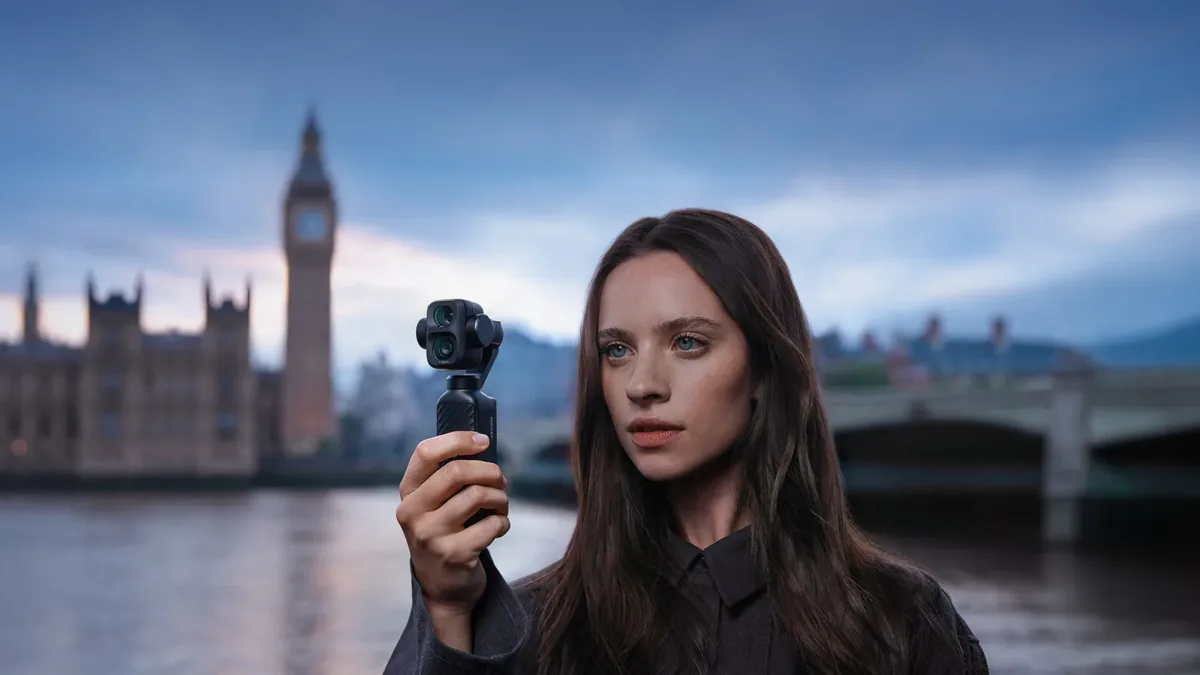 Femme filmant avec l'Osmo Pocket 4P au bord de la Tamise, Big Ben flou au crépuscule