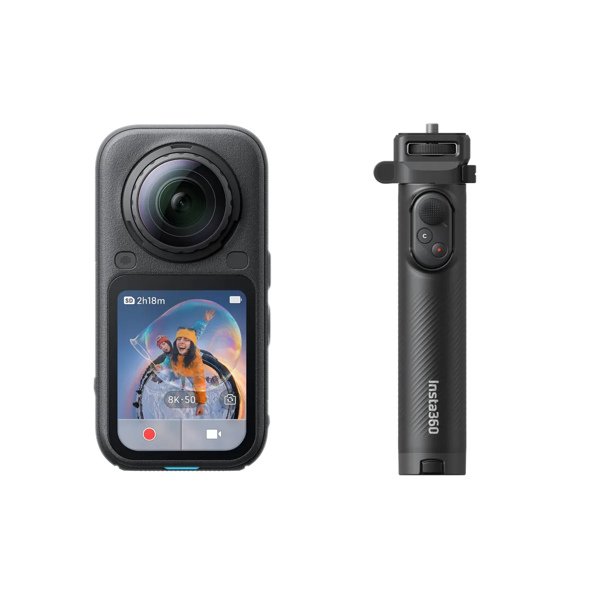 Caméra 360 noire posée à côté d'une poignée-trépied Insta360 repliée, fond blanc