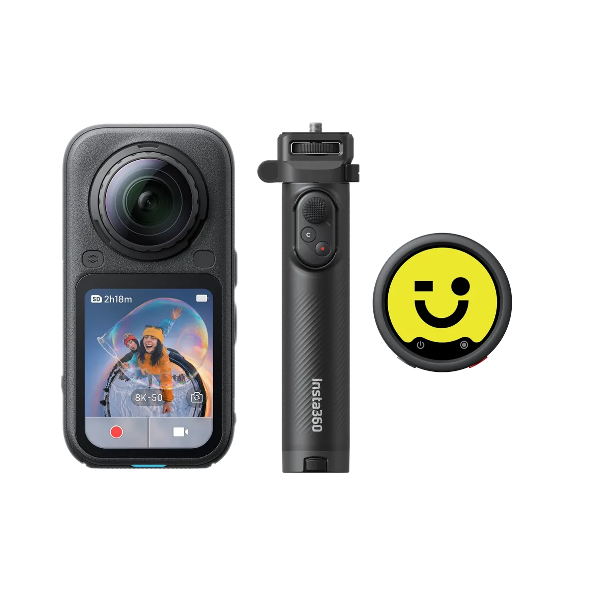Caméra 360, poignée-trépied noire et télécommande ronde jaune alignées sur fond blanc
