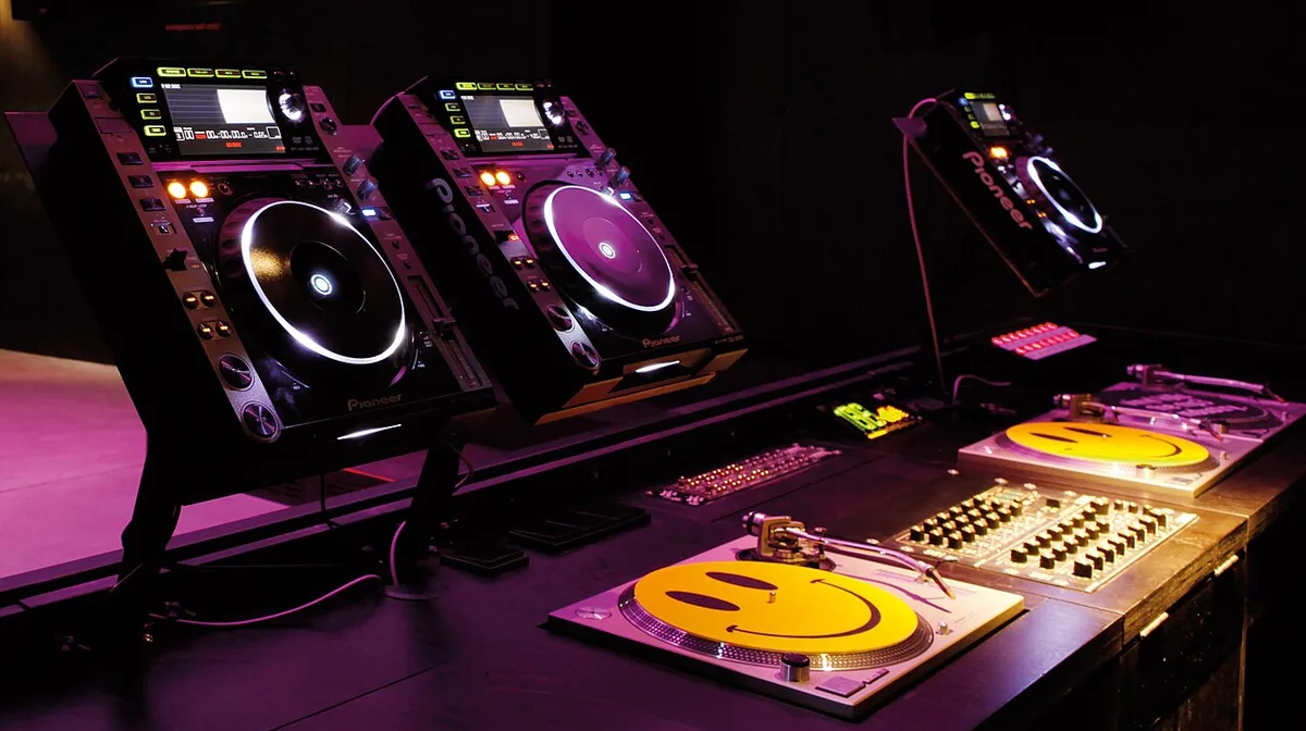 Platine vinyle vs contrôleur numérique : quel matériel DJ louer ?