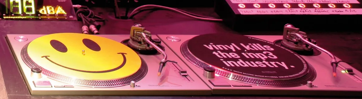 Platine vinyle vs contrôleur numérique : quel matériel DJ louer ?
