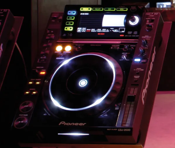 Platine vinyle vs contrôleur numérique : quel matériel DJ louer ?