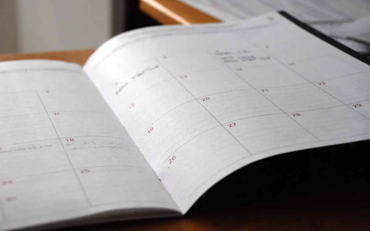 Großer leerer Monatskalender flach ausgelegt, die weißen Felder noch unbeschrieben