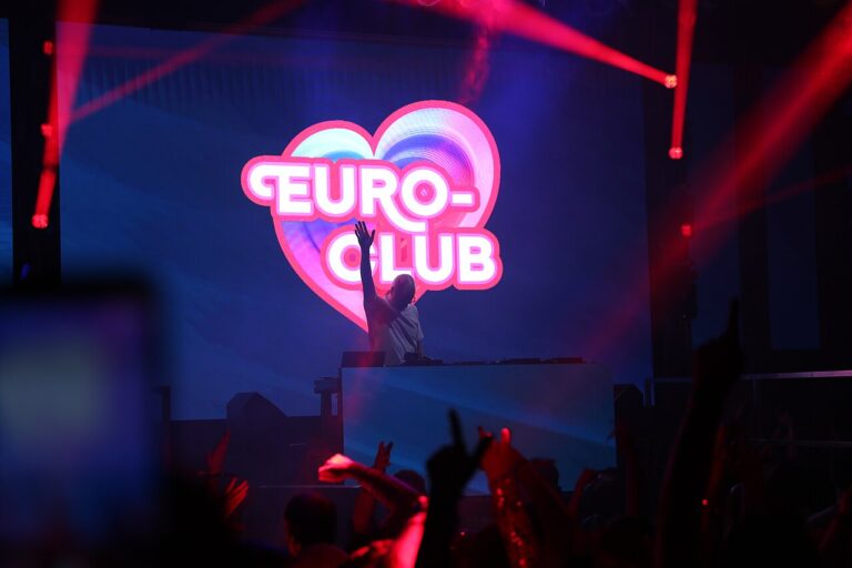 Comment organiser une soirée DJ réussie : le guide complet du matériel