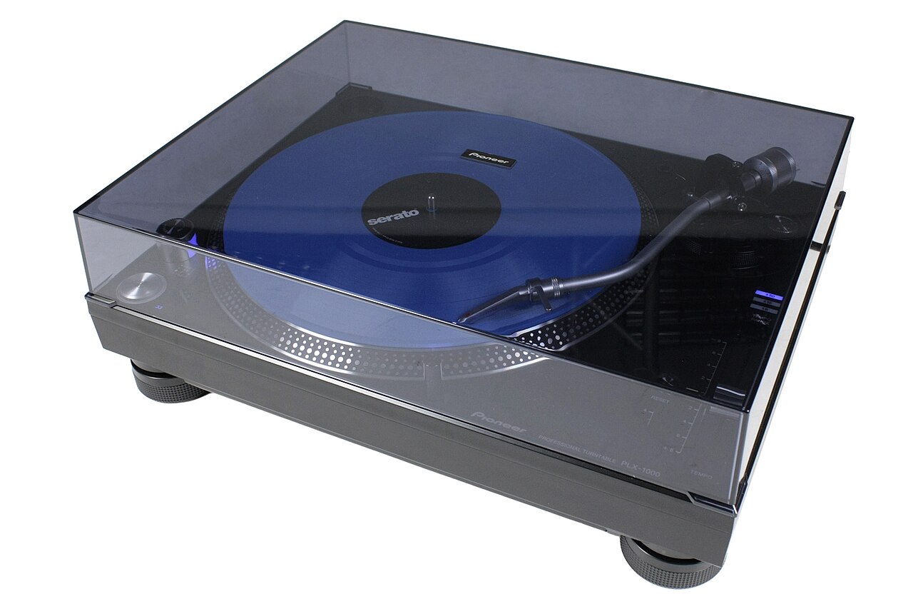 Technics SL-1210 MK2 vs Pioneer PLX-1000 : quelle platine louer ?