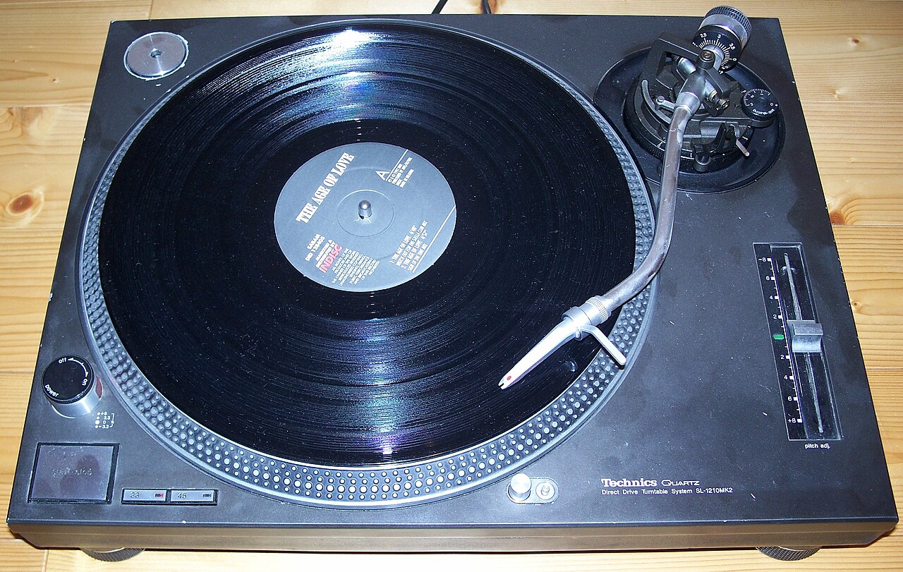 Technics SL-1210 MK2 vs Pioneer PLX-1000 : quelle platine louer ?