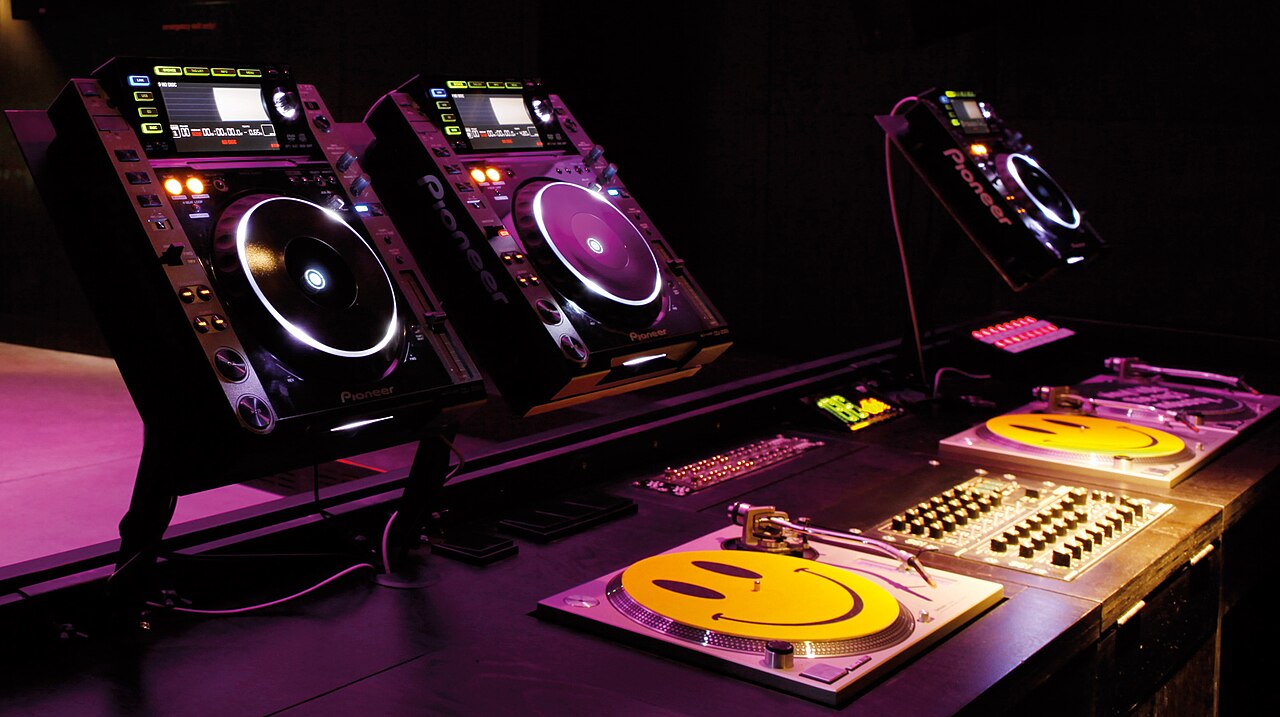 Platine vinyle vs contrôleur numérique : quel matériel DJ louer ?