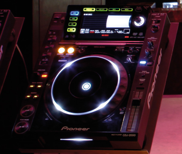 Platine vinyle vs contrôleur numérique : quel matériel DJ louer ?