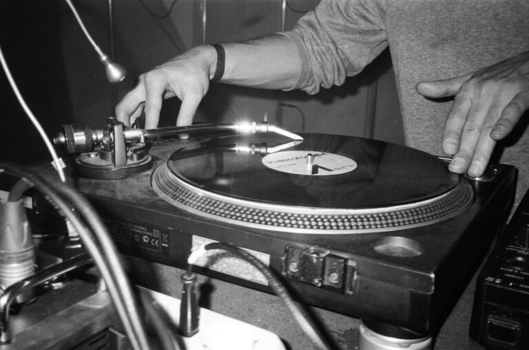 Les bases du beatmatching : apprendre a mixer sur platines vinyles