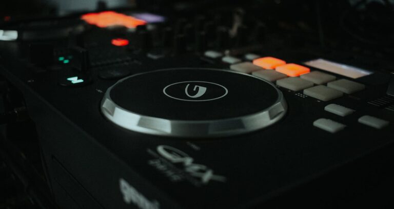 Technics SL-1210 MK2 vs Pioneer PLX-1000 : quelle platine louer ?
