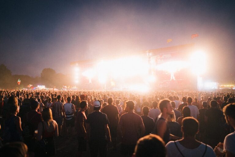 Préparer la saison des festivals 2026 : le matériel à louer