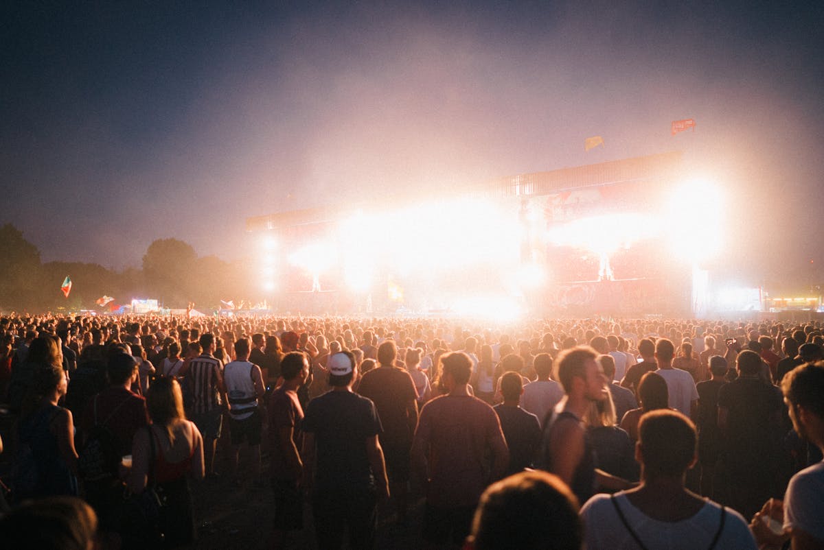 Préparer la saison des festivals 2026 : le matériel à louer