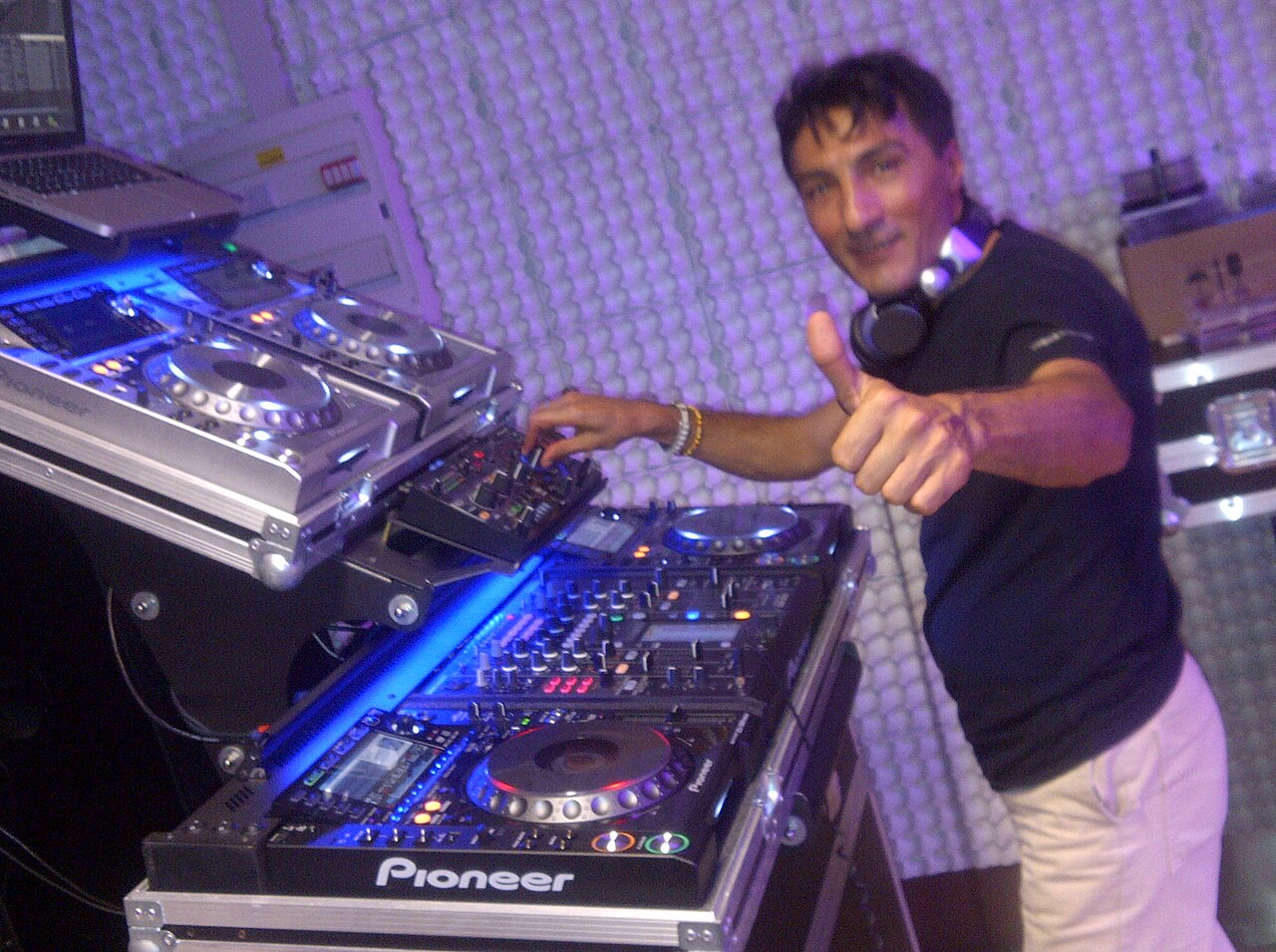 Pioneer XDJ-RX3 : le contrôleur DJ tout-en-un idéal en location