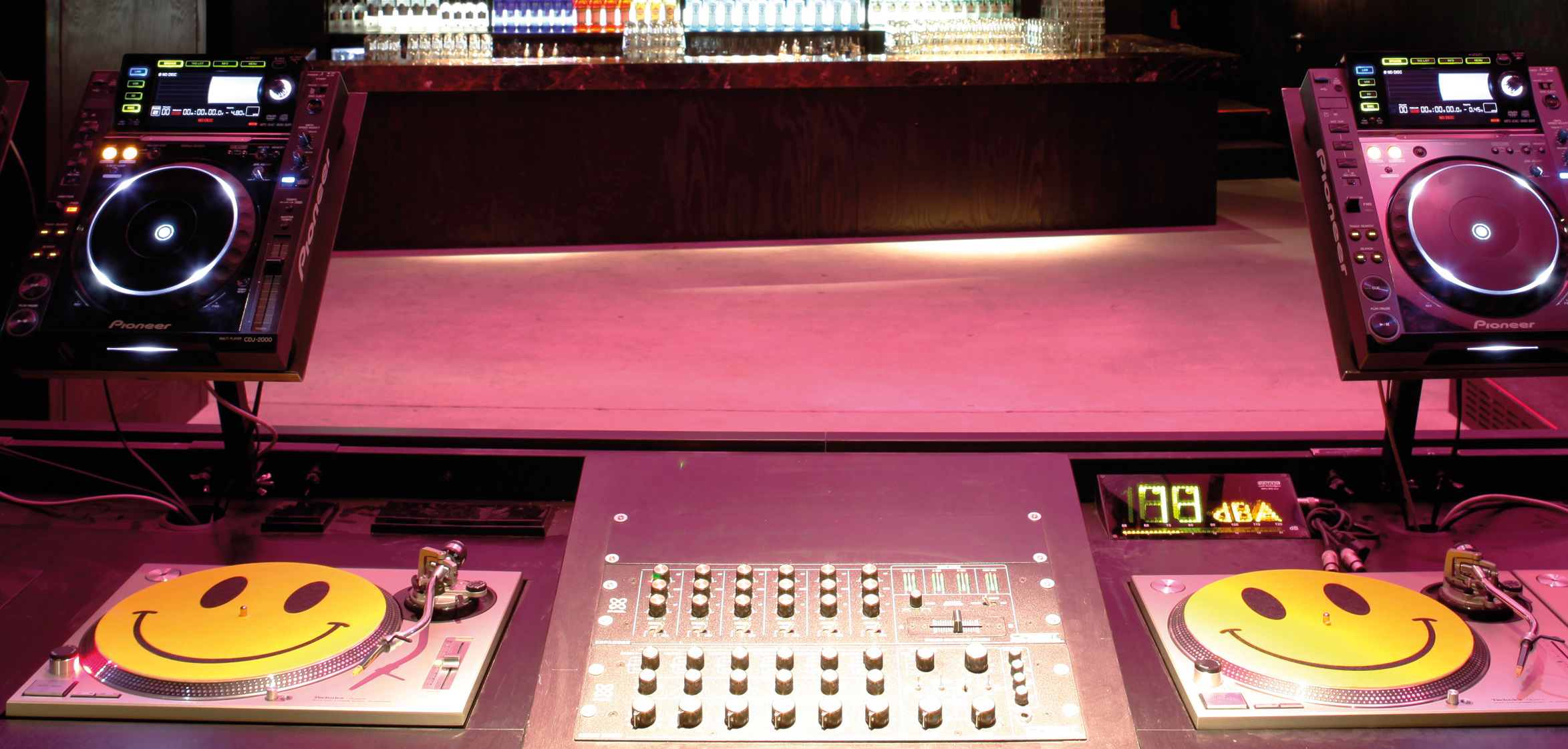 Débuter en DJing : platines ou contrôleur, que choisir ?