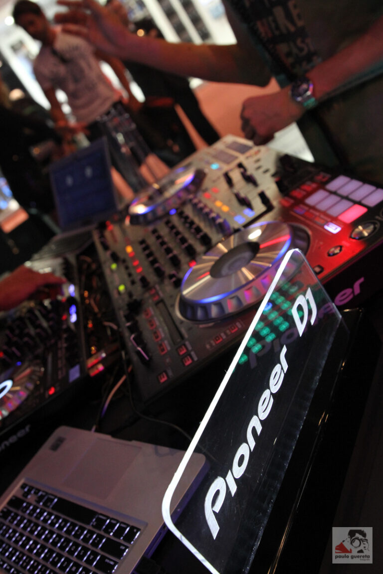 Débuter en DJing : platines ou contrôleur, que choisir ?